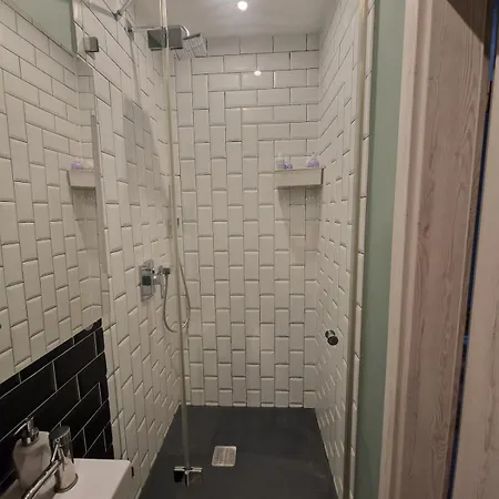 Two Bedroom With Balcony דירה *