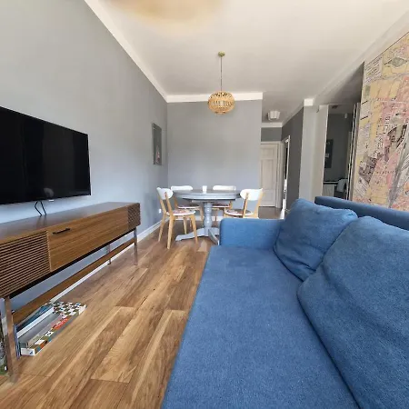 Two Bedroom With Balcony דירה *
